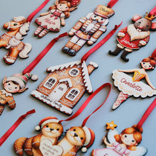 Заредете изображение във визуализатора на галерията – Персонализиран Дървен Орнамент | Grinch's Dog