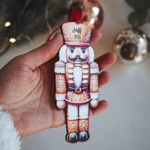 Заредете изображение във визуализатора на галерията – Дървен Лешникотрошач с Име