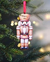 Заредете изображение във визуализатора на галерията – Дървен Лешникотрошач с Име