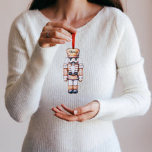 Заредете изображение във визуализатора на галерията – Дървен Лешникотрошач с Име