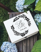 Заредете изображение във визуализатора на галерията – Дървена Сватбена кутия с инициали