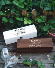 Заредете изображение във визуализатора на галерията – Комплект кутии за вино за кум и кума