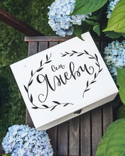 Заредете изображение във визуализатора на галерията – Дървена кутия за дарове с фамилно име