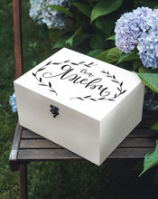 Заредете изображение във визуализатора на галерията – Дървена кутия за дарове с фамилно име