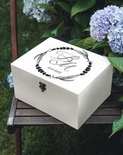 Заредете изображение във визуализатора на галерията – Дървена Сватбена кутия с инициали
